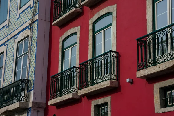 Фасад Старого Здания Традиционными Балконами Лиссабоне Португалия — стоковое фото