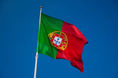 Portekiz bayrağı, asma üzerinde eşit olmayan bir alana bölünmüş dikdörtgen bir çift renkli, ve havada kırmızı (Bandeira de Portugal) Lizbon, Portekiz