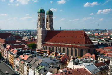 Münih, Almanya. 21 Ağustos 2018. Münih şehri ve Frauenkirche 'in havadan görünüşü (Münih katedrali)