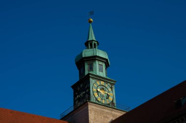 Münih, Almanya. 21 Ağustos 2018. Saat Kulesi. Münih Konutu (Muenchner Konutu)