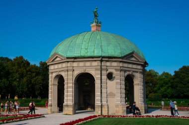 Münih, Almanya. 21 Ağustos 2018. Diana Tapınağı Saray Bahçesi 'nde)