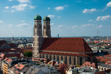 Münih, Almanya. 21 Ağustos 2018. Münih şehri ve Frauenkirche 'in havadan görünüşü (Münih katedrali)