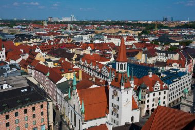 Münih, Almanya. 21 Ağustos 2018. Münih Şehri ve Old Town Hall saat kulesinin havadan görüntüsü (Altes Rathaus)