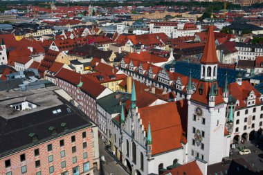 Münih, Almanya. 21 Ağustos 2018. Münih şehri ve Eski Şehir Saat Kulesi (Altes Rathaus)