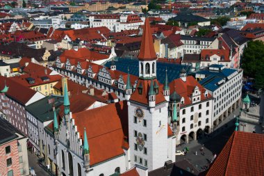 Münih, Almanya. 21 Ağustos 2018. Münih şehri ve Eski Şehir Saat Kulesi (Altes Rathaus)