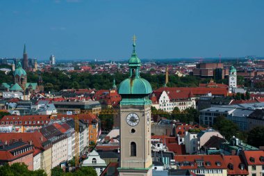 Münih, Almanya. 21 Ağustos 2018. Münih şehri ve Heilig Geist Kirche saat kulesi (Kutsal Ruh Kilisesi)