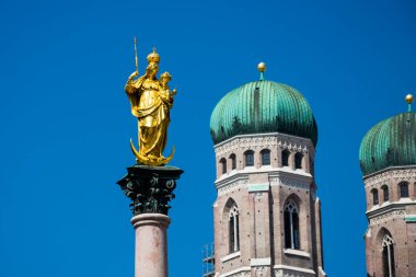 Münih, Almanya. 21 Ağustos 2018. Arka planda Mary Meydanı 'ndaki (Marienplatz) Mary' s Column (Mariensaule) Frauenkirche (Münih Katedrali)