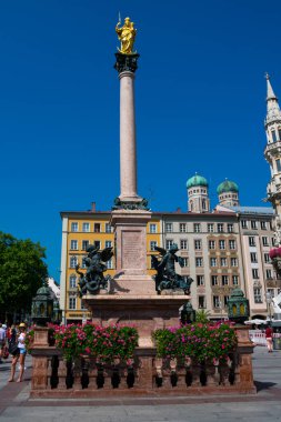 Münih, Almanya. 21 Ağustos 2018. Mary Meydanı 'nda (Mariensaule) Mary' nin Sütunu (Marienplatz))