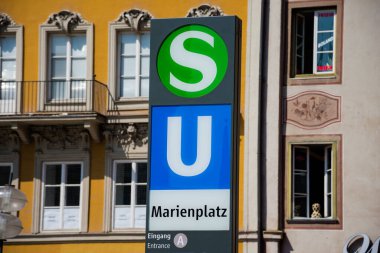 Münih, Almanya. 21 Ağustos 2018. Mary Meydanı 'ndaki S-Bahn ve U-Bahn istasyonu (Marienplatz)