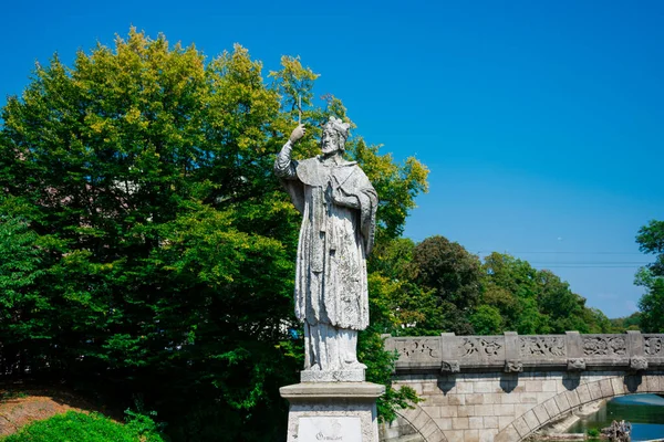 Münih, Almanya. 21 Ağustos 2018. Johannes von Nepomuk heykeli (Nepomuk 'lu John)