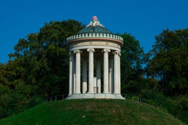 Monopteros, Yunan tarzı bir tapınak. İngiliz Bahçesi (Englischer Bahçesi). Münih, Almanya