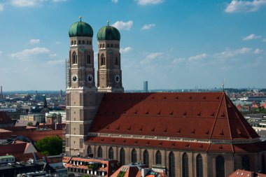 Münih şehri ve Frauenkirche (Münih katedrali) manzarası. Münih, Almanya