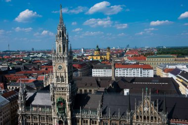 Münih şehri ve Yeni Belediye Binası (Neues Rathaus) manzarası. Mary Meydanı (Marienplatz). Münih, Almanya