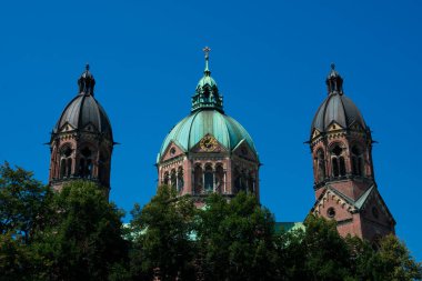 St. Luke Kilisesi (Lukaskirche) kubbe ve kuleler. Münih, Almanya