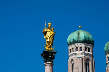 Arka planda Mary Meydanı 'ndaki (Marienplatz) Mary' s Column (Mariensaule) Frauenkirche (Münih katedrali). Münih, Almanya