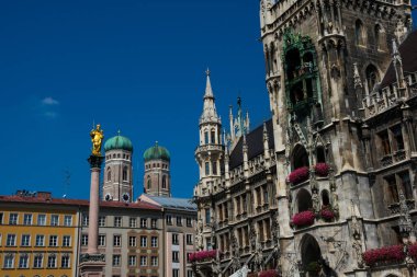 Mary 's Column (Mariensaule), Frauenkirche (Münih katedrali) ve New Town Hall (Neues Rathaus). Mary Meydanı (Marienplatz). Münih, Almanya