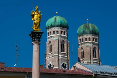 Arka planda Mary Meydanı 'ndaki (Marienplatz) Mary' s Column (Mariensaule) Frauenkirche (Münih Katedrali)
