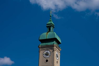 Heilig Geist Kirche saat kulesi (Kutsal Ruh Kilisesi). Münih, Almanya