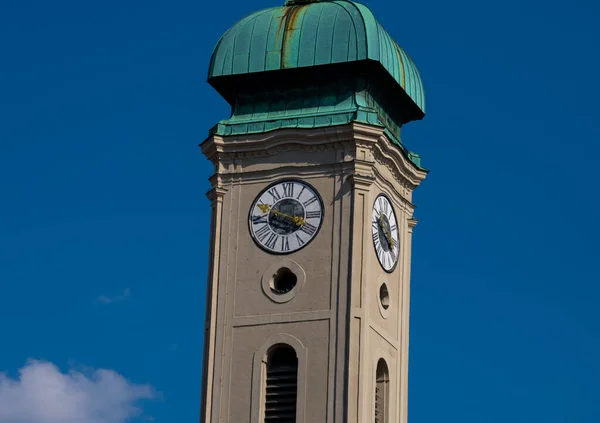 Uhrturm Der Heilig Geist Kirche München — Stockfoto