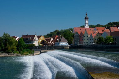 Landsberg am Lech, Almanya. 22 Ağustos 2018. Şehir manzarası ve Lech nehri