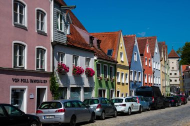 Landsberg am Lech, Almanya. 22 Ağustos 2018. Renkli evler, tarihi eski şehir