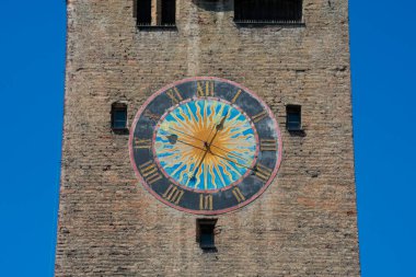 Tarihi Schmalzturm Kulesi 'nin saati. Landsberg am Lech, Almanya