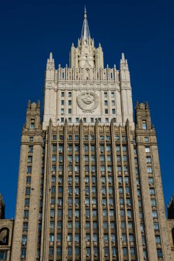 Moskova, Rusya. 26 Ağustos 2018. Rusya Federasyon Binası Dışişleri Bakanlığı cephesi, yedi Stalinci gökdelenden biri (Yedi Kız Kardeş))