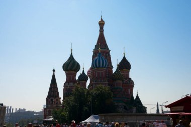 Moskova, Rusya. 27 Ağustos 2018. Saint Basil Katedrali (Sobor Vasiliya Blazhennogo), Kızıl Meydan 'da bulunan bir kilisedir.