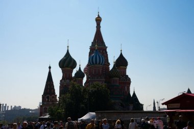 Moskova, Rusya. 27 Ağustos 2018. Saint Basil Katedrali (Sobor Vasiliya Blazhennogo), Kızıl Meydan 'da bulunan bir kilisedir.