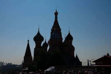 Moskova, Rusya. 27 Ağustos 2018. Saint Basil Katedrali (Sobor Vasiliya Blazhennogo), Kızıl Meydan 'da bulunan bir kilisedir.