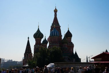 Moskova, Rusya. 27 Ağustos 2018. Saint Basil Katedrali (Sobor Vasiliya Blazhennogo), Kızıl Meydan 'da bulunan bir kilisedir.