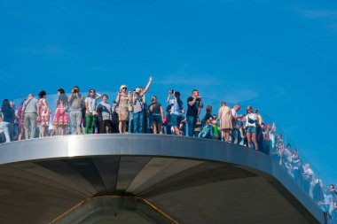 Moskova, Rusya. 26 Ağustos 2018. Zaryadye Parkı 'nın yüzen köprüsünün görüntüsü