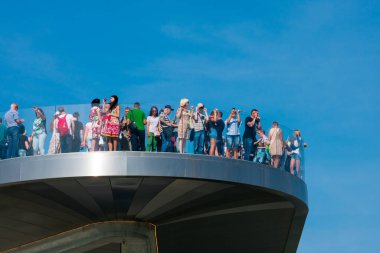 Moskova, Rusya. 26 Ağustos 2018. Zaryadye Parkı 'nın yüzen köprüsünün görüntüsü