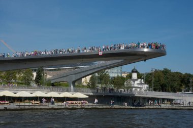 Moskova, Rusya. 26 Ağustos 2018. Zaryadye Parkı 'nın yüzen köprüsünün görüntüsü