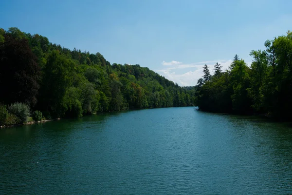 Lech Nehri güneşli bir yaz gününde. Landsberg am Lech, Almanya