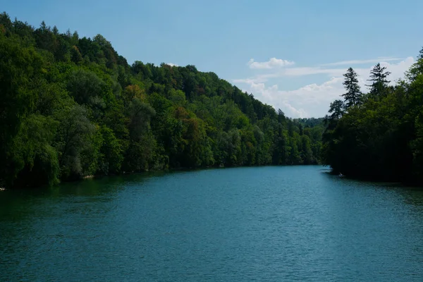 Lech Nehri güneşli bir yaz gününde. Landsberg am Lech, Almanya