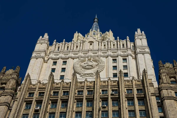 Moskova, Rusya. 26 Ağustos 2018. Rusya Federasyon Binası Dışişleri Bakanlığı cephesi, yedi Stalinci gökdelenden biri (Yedi Kız Kardeş))