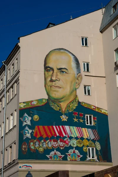 Moskova, Rusya. 26 Ağustos 2018. SSCB Mareşali Georgy Zhukov 'un Arbat Caddesi' ndeki portresi.