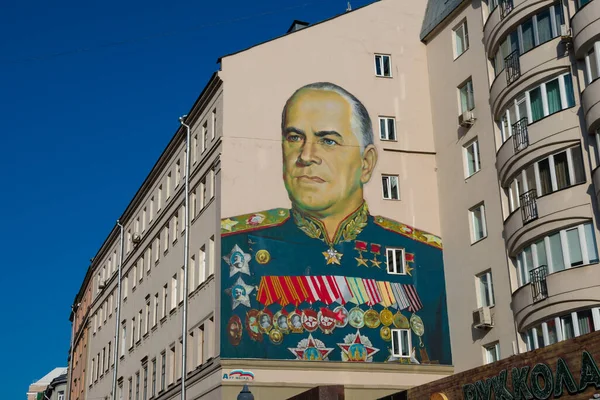 Moskova, Rusya. 26 Ağustos 2018. SSCB Mareşali Georgy Zhukov 'un Arbat Caddesi' ndeki portresi.