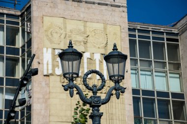 Moskova, Rusya. 26 Ağustos 2018. Arka planda Izvestia Gazete Binası ve Baskı Tesisi olan sokak lambası