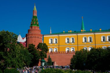 Moskova, Rusya. 25 Ağustos 2018. Cephanelik binası, Moskova Kremlin duvarı ve kulesi. Alexander bahçesi