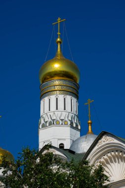 Moskova, Rusya. 25 Ağustos 2018. Başmelek Katedrali 'nin arkasındaki Büyük Çan Kulesi (Kolokol' nya Ivana Velikogo)