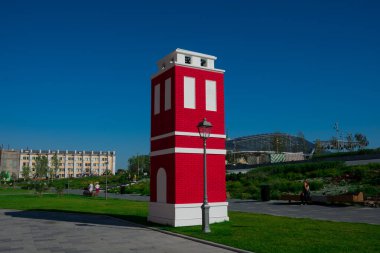 Moskova, Rusya. 24 Ağustos 2018. Zaryadye Parkı, Tanrı 'nın Annesi' nin ikonunun Katedrali yakınındaki kule. İşaret.