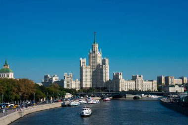Moskova, Rusya. 24 Ağustos 2018. Moskva Nehri ve Kotelnicheskaya Embankment Binası, Stalinist gökdelenlerden biri.