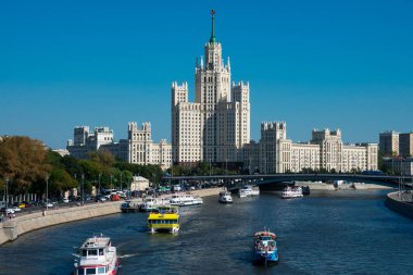 Moskova, Rusya. 24 Ağustos 2018. Moskva Nehri ve Kotelnicheskaya Embankment Binası, Stalinist gökdelenlerden biri.