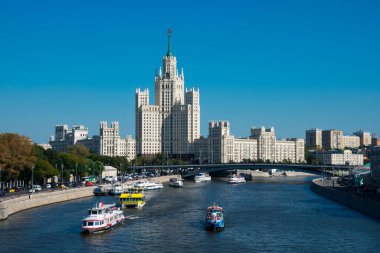 Moskova, Rusya. 24 Ağustos 2018. Moskva Nehri ve Kotelnicheskaya Embankment Binası, Stalinist gökdelenlerden biri.