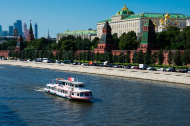 Moskova, Rusya. 24 Ağustos 2018. Moskva Nehri, Moskova Kremlin duvarları ve arka planda Grand Kremlin Sarayı