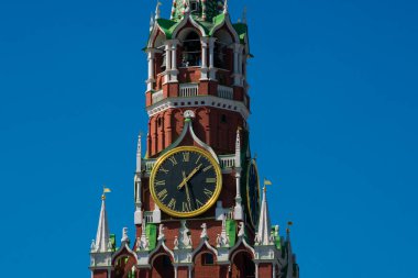 Moskova, Rusya. 24 Ağustos 2018. Spasskaya Kulesi (Kurtarıcı Kulesi) Moskova Kremlin 'in doğu duvarındaki Kızıl Meydan' a bakan ana kuledir.