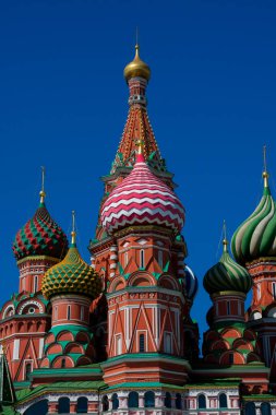 Moskova, Rusya. 24 Ağustos 2018. Saint Basil Katedrali (Sobor Vasiliya Blazhennogo), Kızıl Meydan 'da bir kilisedir. Soğan Kubbeleri