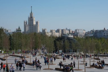 Moskova, Rusya. 24 Ağustos 2018. Zaryadye Parkı, Kızıl Meydan 'ın bitişiğindeki bir peyzaj kenti.